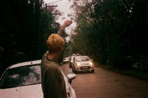 Traveler hitchhiking in Ubatuba, 2021. (Photo: Eduardo Álvares)