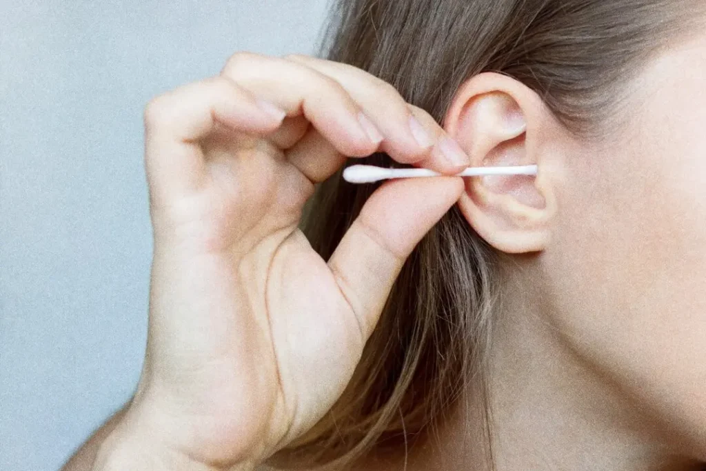 Representation of a earwax test (Photo: Marina Demeshko/Shutterstock)