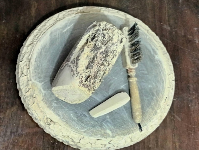 Tools required to make thanaka. 