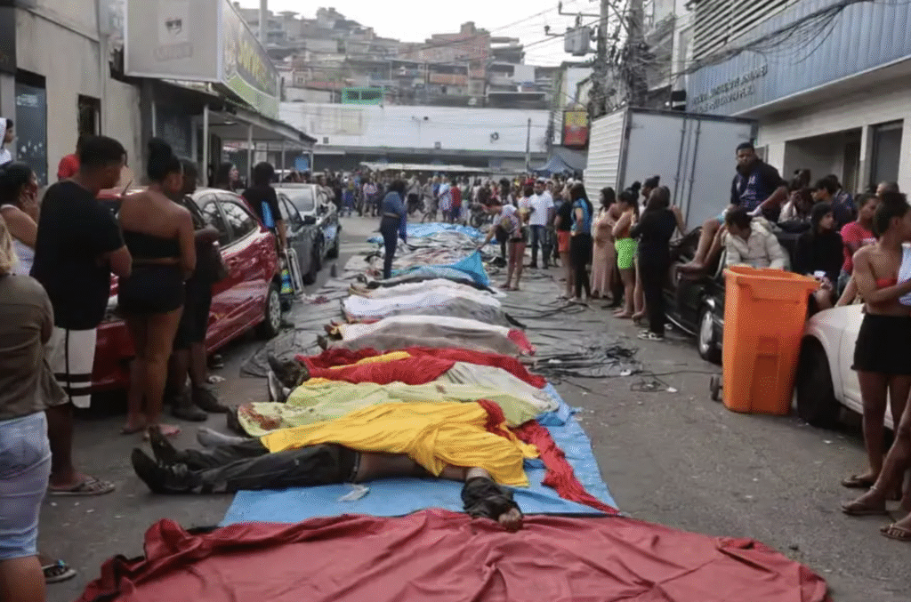 Bodies Are Lined Up On The Ground And Observed By Residents In The Penha Complex (Photo: Fabiano Rocha)
