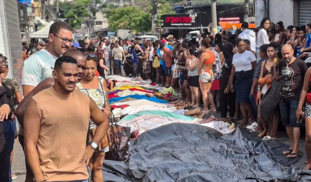 BODIES LINED UP AFTER THE POLICE OPERATION IN RIO DE JANEIRO. (PHOTO: EUSÉBIO GOMES)