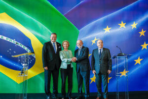 Brazilian President Luiz Inácio Lula da Silva greets European Commission President Ursula von der Leyen, alongside Foreign Minister Mauro Vieira and EU Trade Commissioner Maroš Šefčovič. | Photo: Ricardo Stuckert/Brazilian Presidency