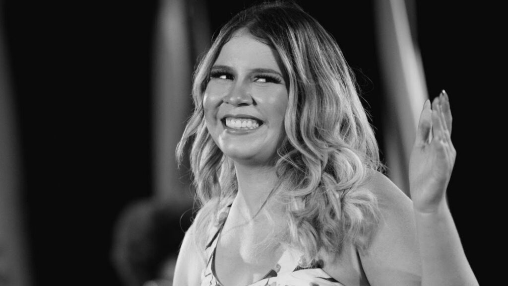 A screenshot from the music video “Supera” by Brazilian singer Marília Mendonça.