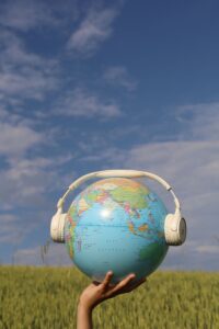 A young global generation connected through smartphones, digital networks and movements.